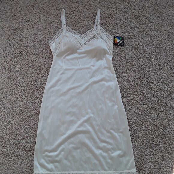 Vintage Ladies Antron nylon full slip Size 34 Made in Canada - Picture 1 of 7